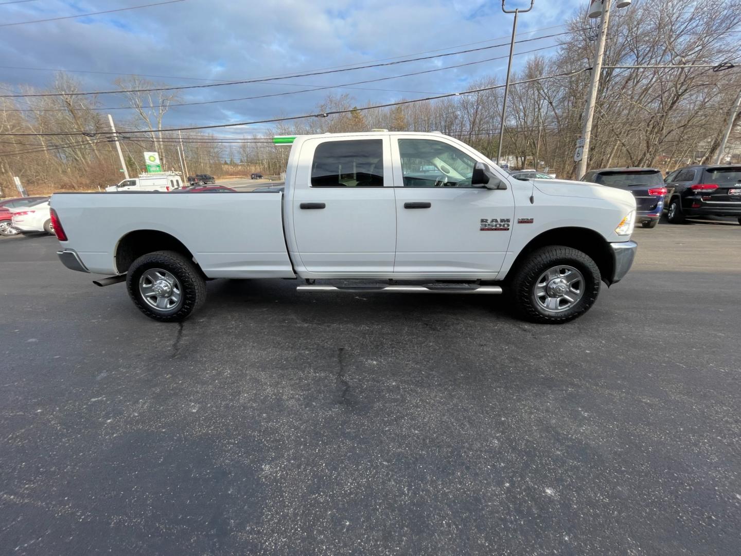 2018 White /Black RAM 3500 Tradesman Crew Cab 4WD (3C63R3GJ7JG) with an 6.4L V8 OHV 16V engine, 6A transmission, located at 11115 Chardon Rd. , Chardon, OH, 44024, (440) 214-9705, 41.580246, -81.241943 - Photo#7